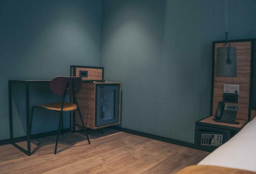 اتاق استاندارد, The Poet