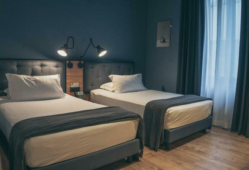 اتاق استاندارد, The Poet