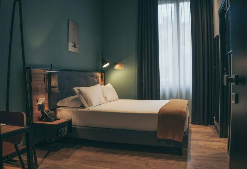 اتاق استاندارد, The Poet