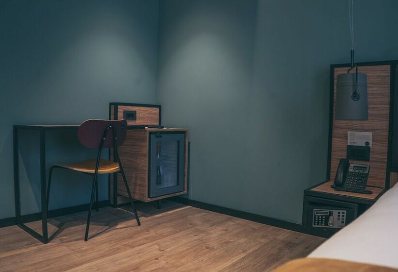 اتاق استاندارد, The Poet