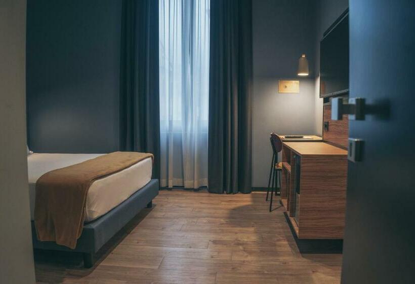 اتاق سوپریور, The Poet