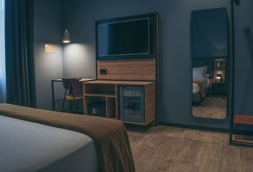 اتاق سوپریور, The Poet