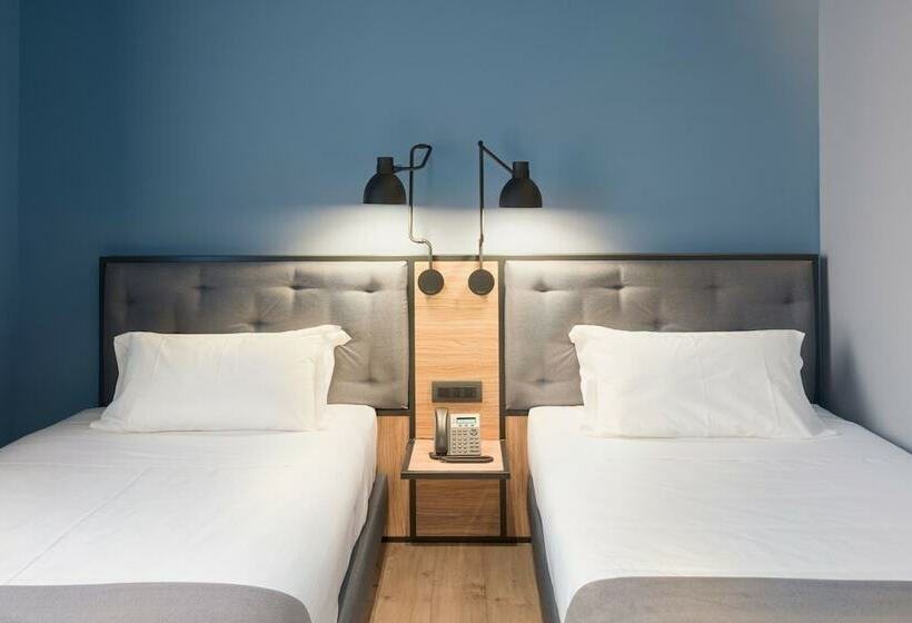 اتاق سوپریور, The Poet