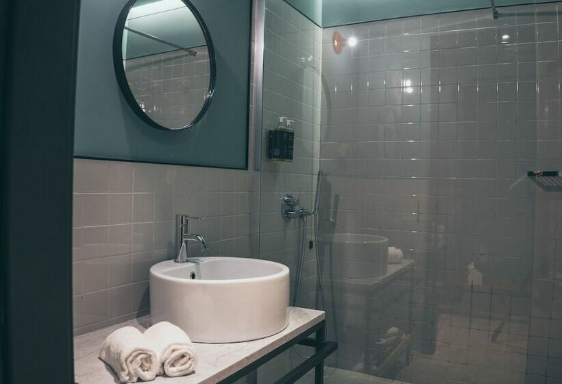 اتاق سوپریور, The Poet