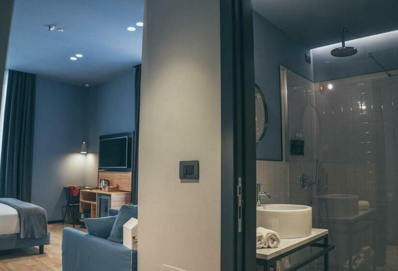 سوییت جونیور, The Poet