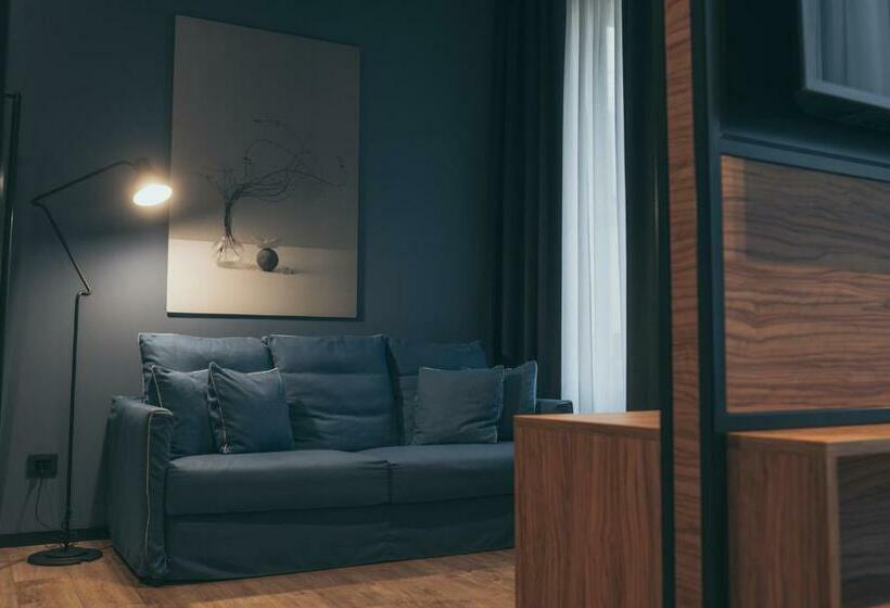 سوییت جونیور لوکس, The Poet