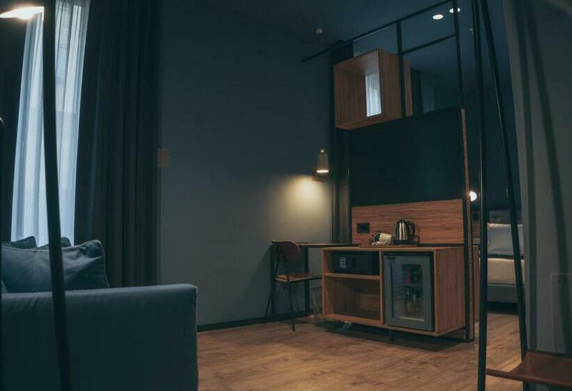 سوییت جونیور لوکس, The Poet