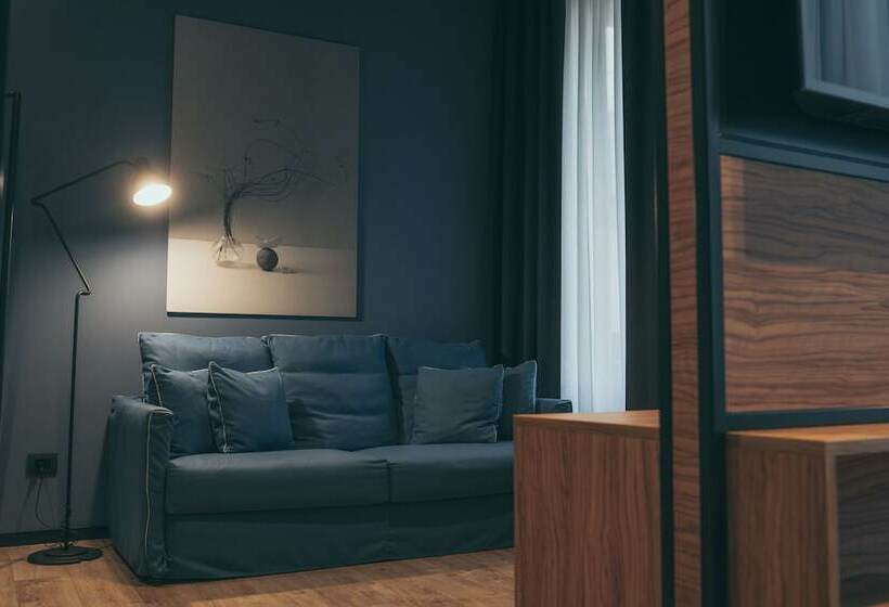 سوییت جونیور لوکس, The Poet