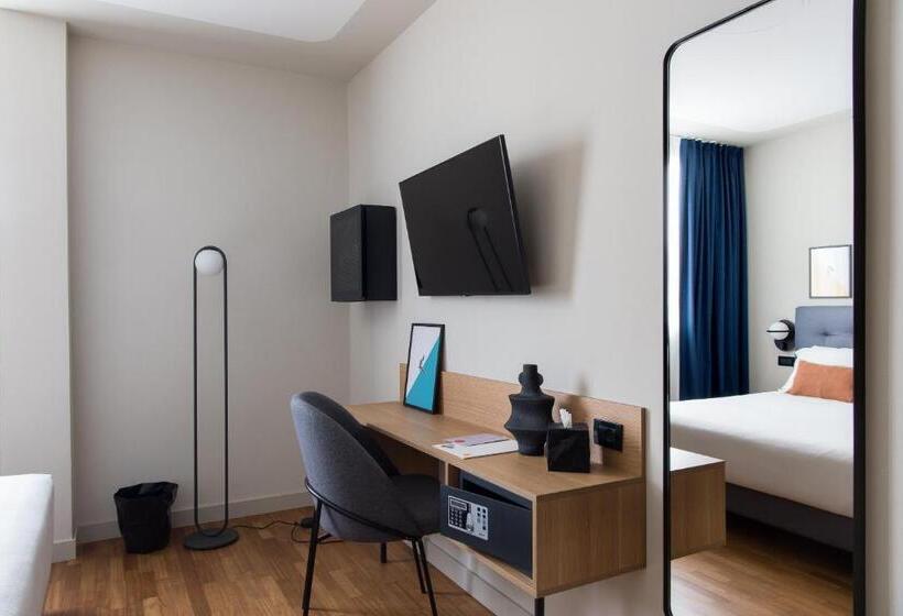 اتاق عادی, The Poet