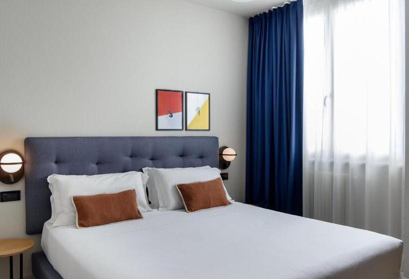 اتاق عادی, The Poet