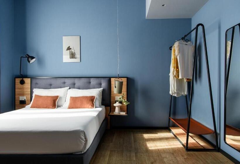 اتاق استاندارد, The Poet