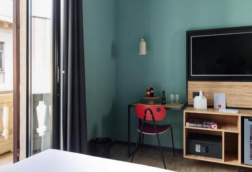 اتاق سوپریور, The Poet