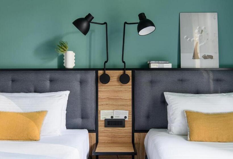 اتاق سوپریور, The Poet