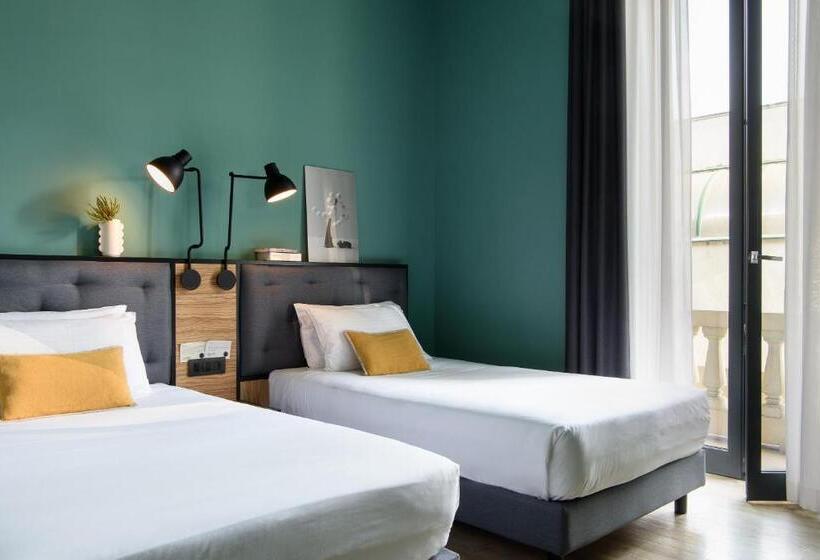 اتاق سوپریور, The Poet