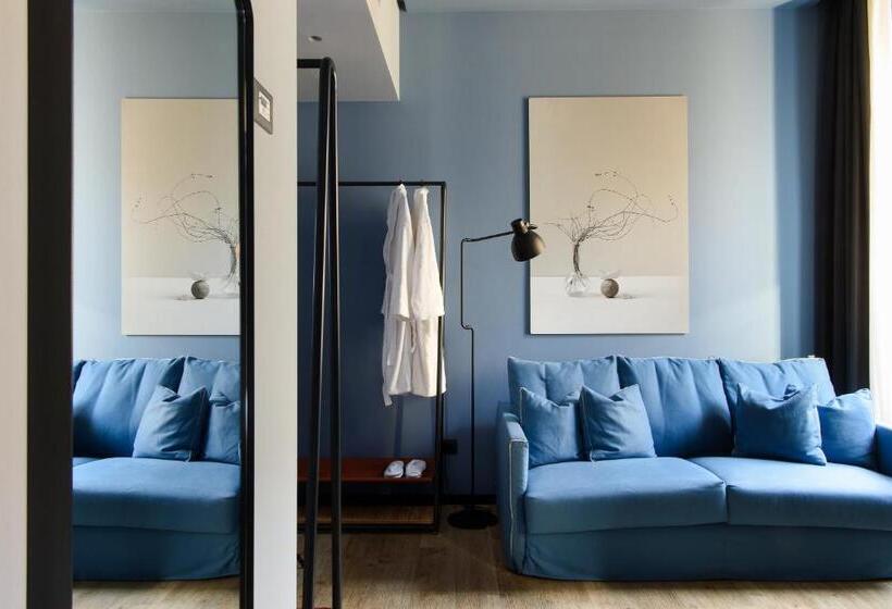 سوییت جونیور لوکس, The Poet