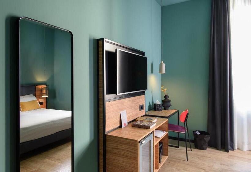 اتاق سوپریور با تخت بزرگ, The Poet