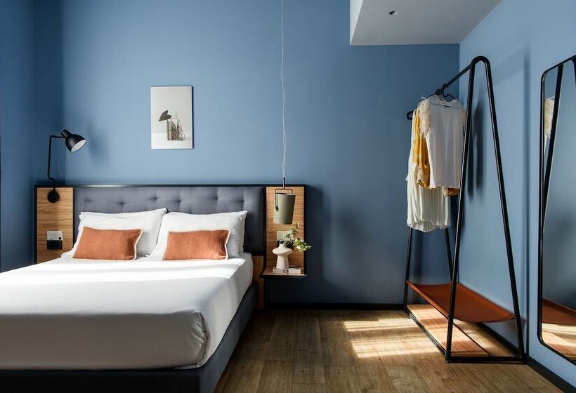 اتاق استاندارد, The Poet