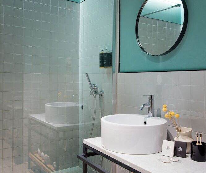 اتاق سوپریور, The Poet