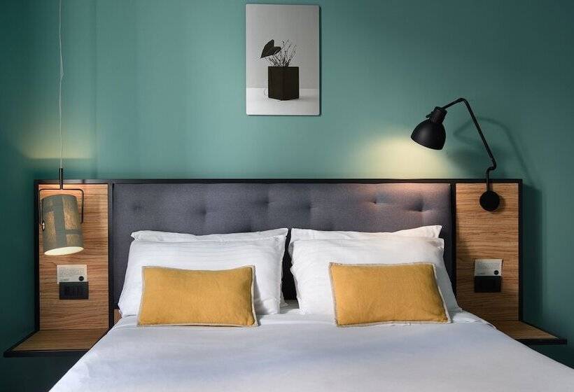 اتاق سوپریور, The Poet