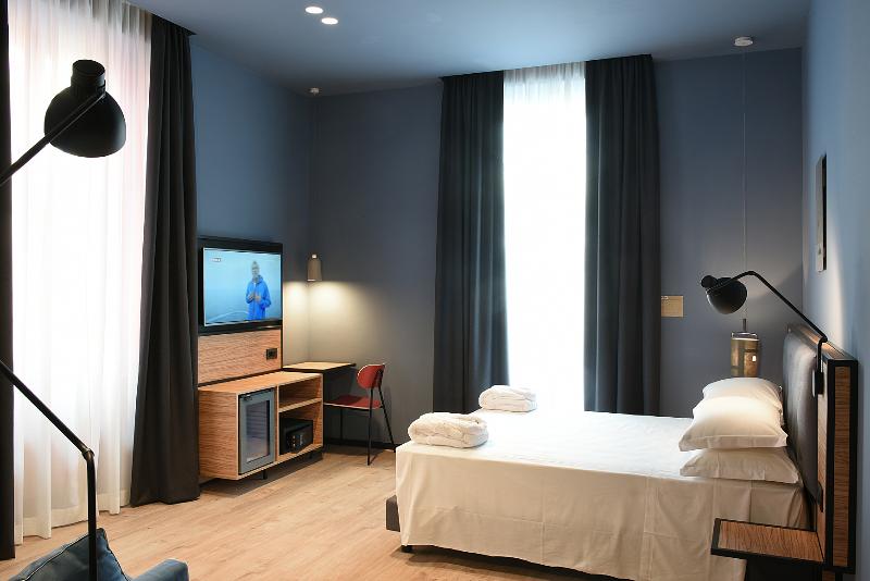 اتاق سوپریور, The Poet