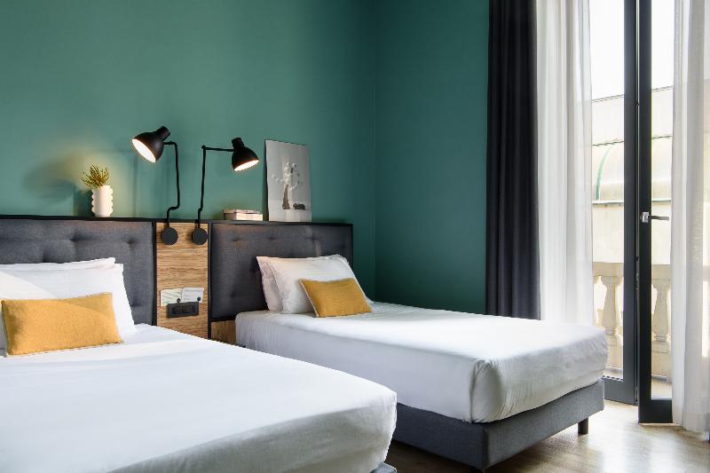 اتاق سوپریور, The Poet