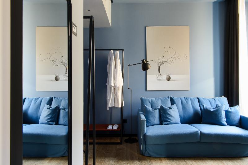 سوییت جونیور لوکس, The Poet