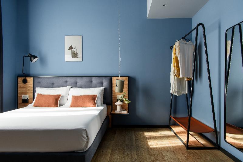 اتاق استاندارد, The Poet