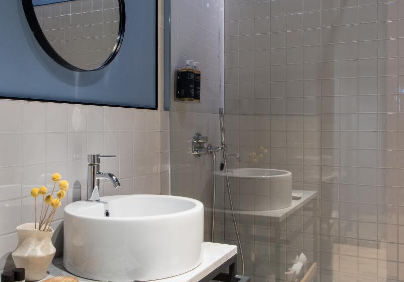 اتاق استاندارد, The Poet