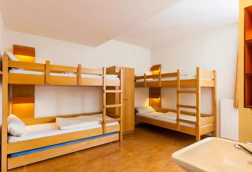スタンダード４人部屋, Jugendherberge Garmisch Partenkirchen   Membership Required!