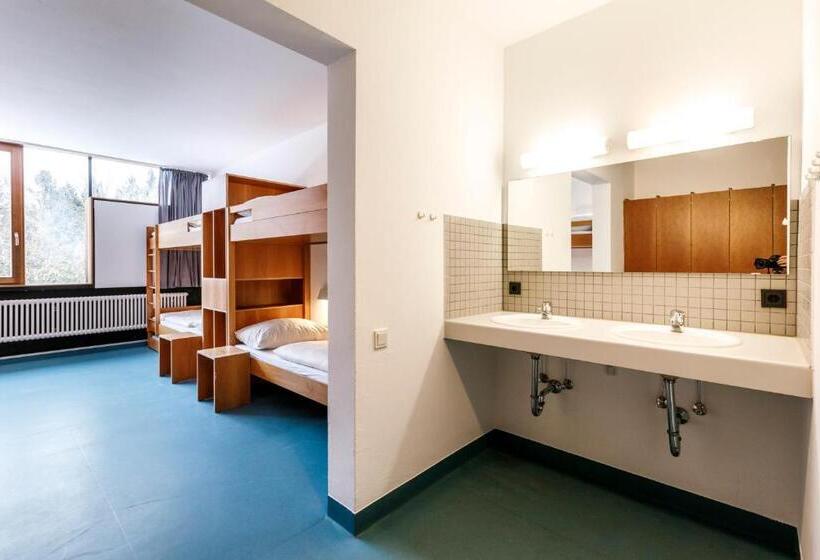 공용 욕실 구비 공동 객실 내의 침대, Jugendherberge Possenhofen