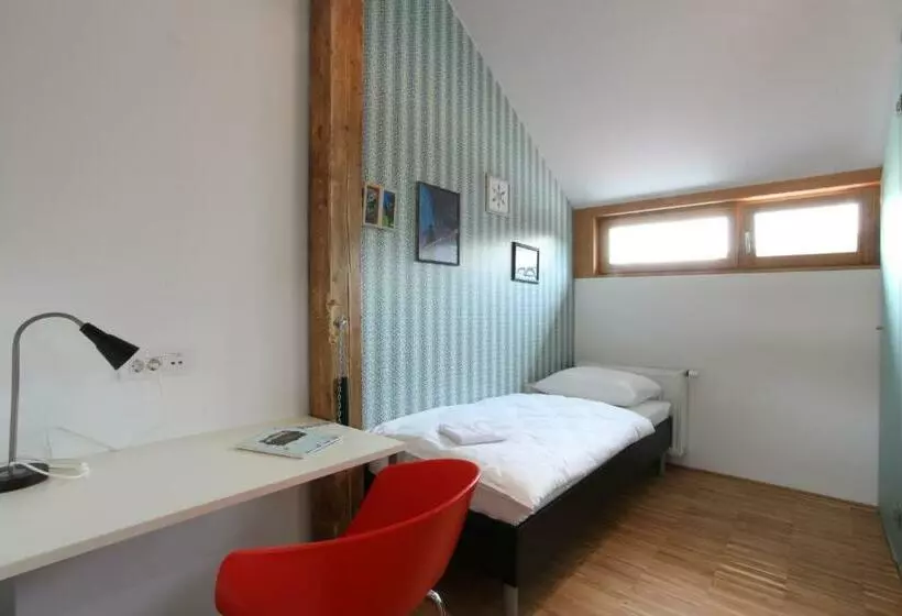 اتاق استاندارد یک نفره, Mcc Hostel