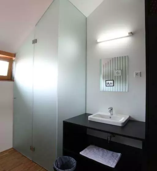 اتاق استاندارد یک نفره, Mcc Hostel