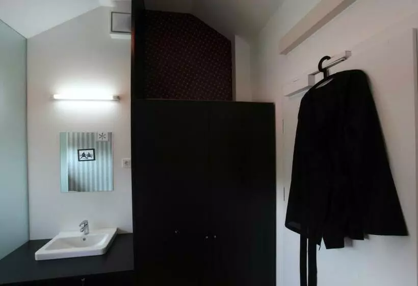 اتاق استاندارد یک نفره, Mcc Hostel