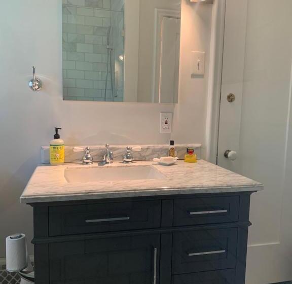 غرفة ديلوكس, Beautiful Airy Architectdesigned Room And Brand New Private Luxe Bathroom