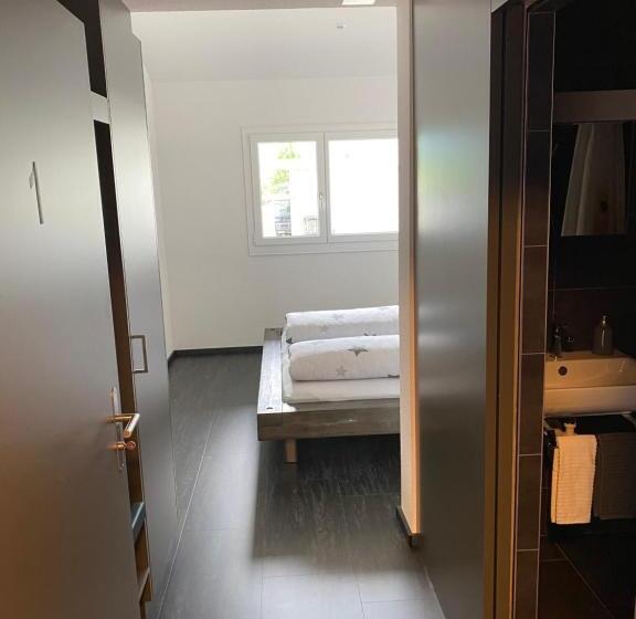 غرفة قياسية, Moto Center Beo Ag