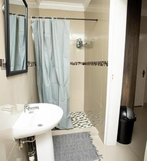 Quarto Estandar, The Hide On Claremont