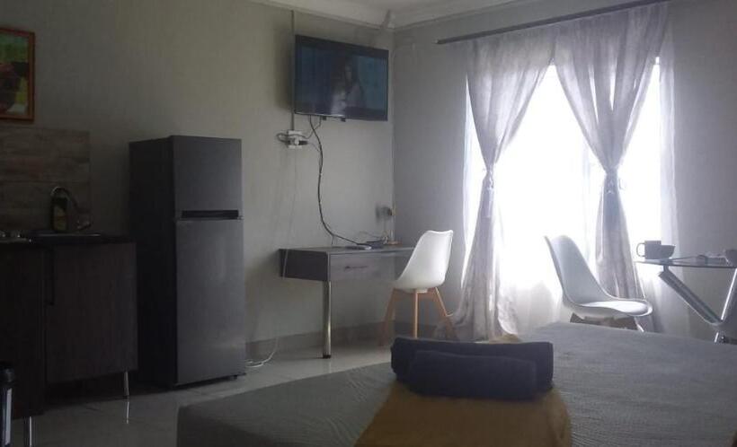 Quarto Estandar, The Hide On Claremont