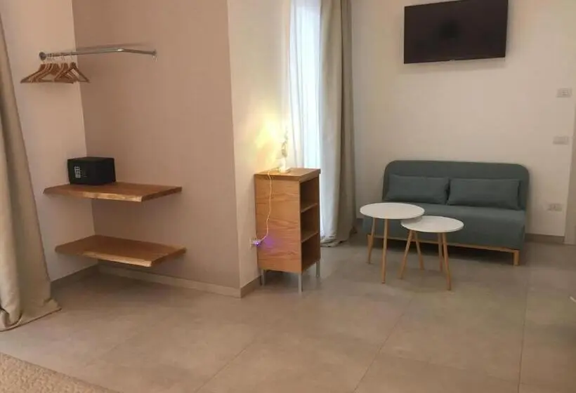 スーペリアの4人部屋, Le Rondini House