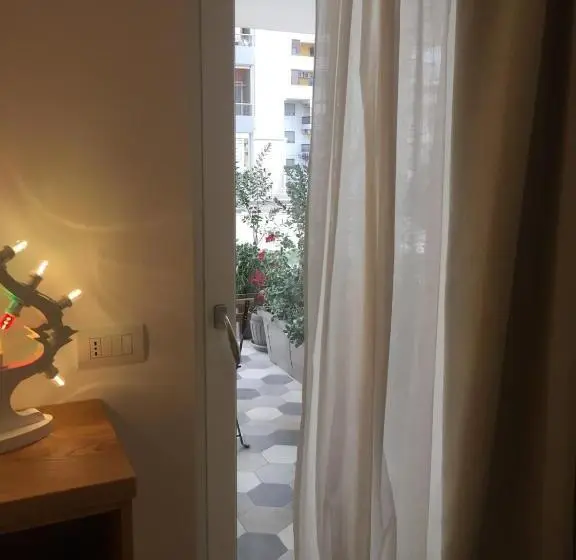 スーペリアの4人部屋, Le Rondini House