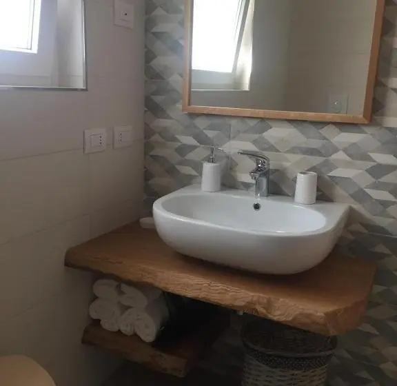 スーペリアの4人部屋, Le Rondini House