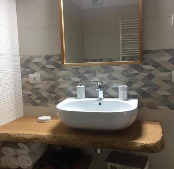 Quarto Triplo Estandar, Le Rondini House