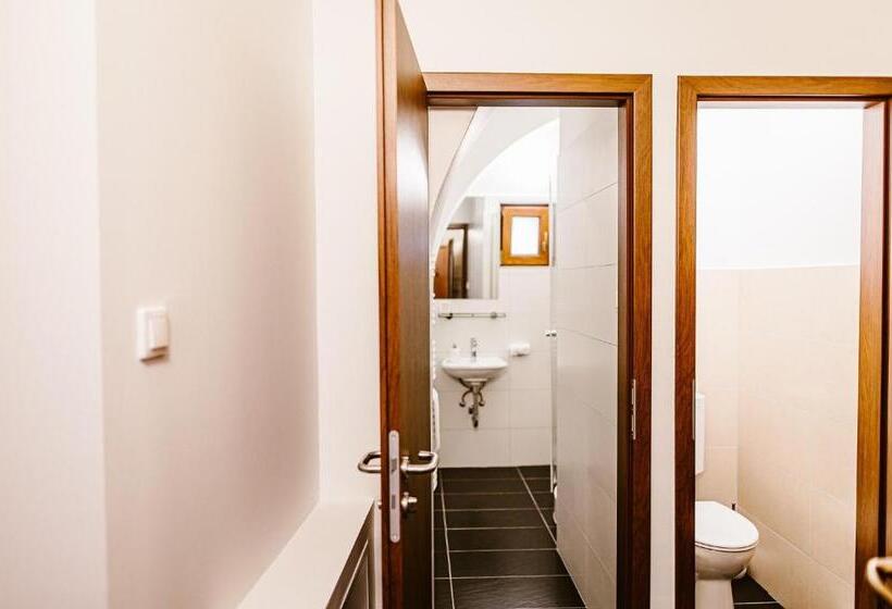 غرفة ديلوكس, Sziklavendeghaz