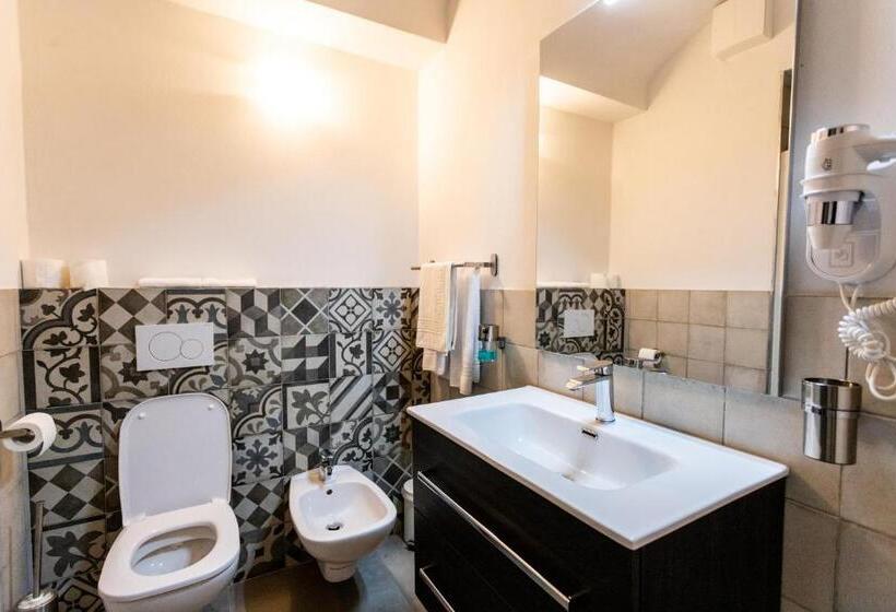اتاق استاندارد سه نفره, Alpencity Suites