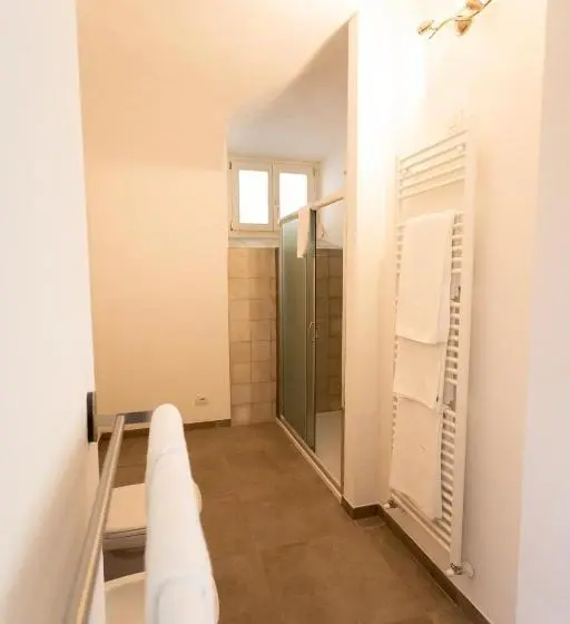 اتاق استاندارد سه نفره, Alpencity Suites