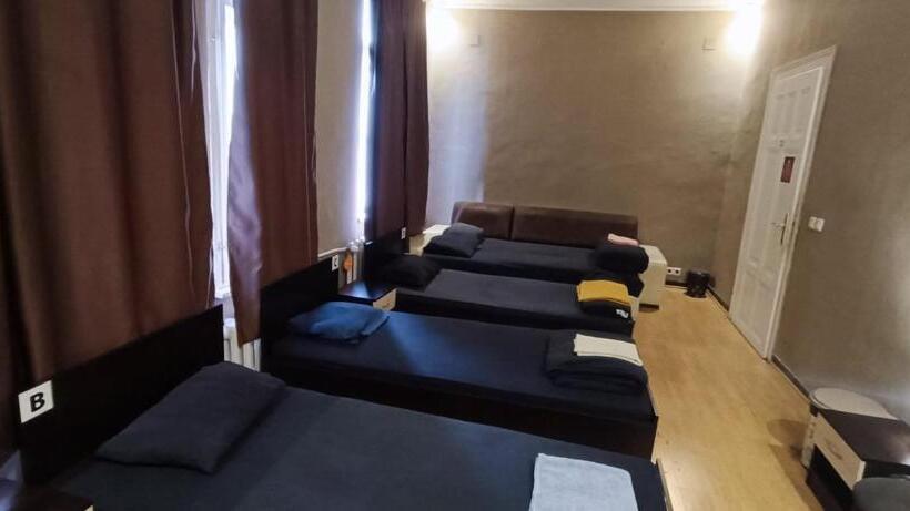 Кровать в Общей Комнате, Deluxe Rooms In The Middle Of The Downtown
