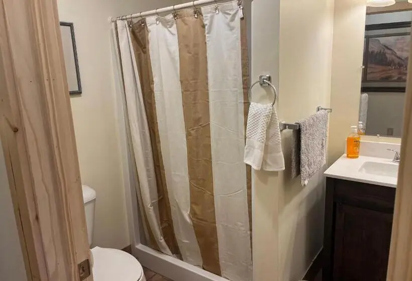 キングサイズベッドのデラックススイート, Creekside Downtown Vacation Suites, Only Adults 25 Or Older