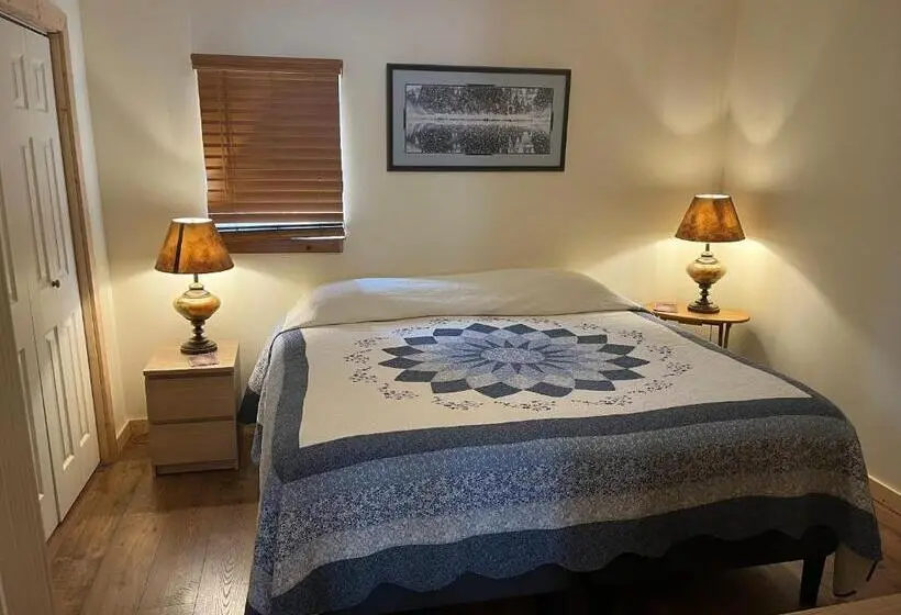 キングサイズベッドのデラックススイート, Creekside Downtown Vacation Suites, Only Adults 25 Or Older