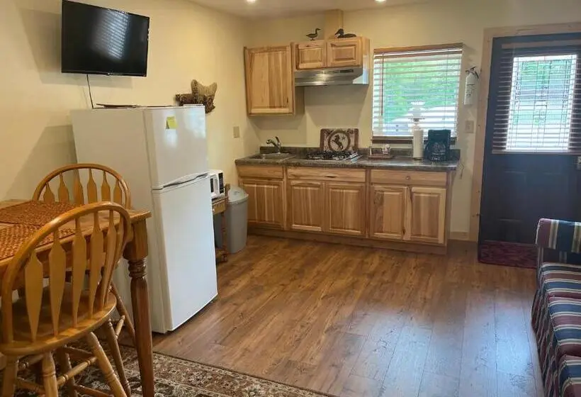 キングサイズベッドのデラックススイート, Creekside Downtown Vacation Suites, Only Adults 25 Or Older