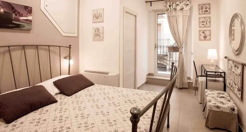 سوئیت با بالکن, B&b Trio D Archi La Pilozza Infiorata