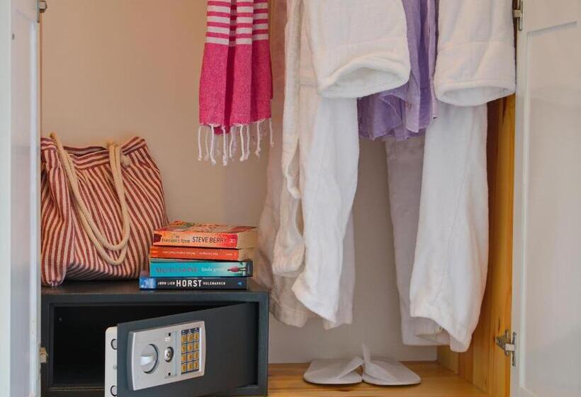 Номер Deluxe, Camara